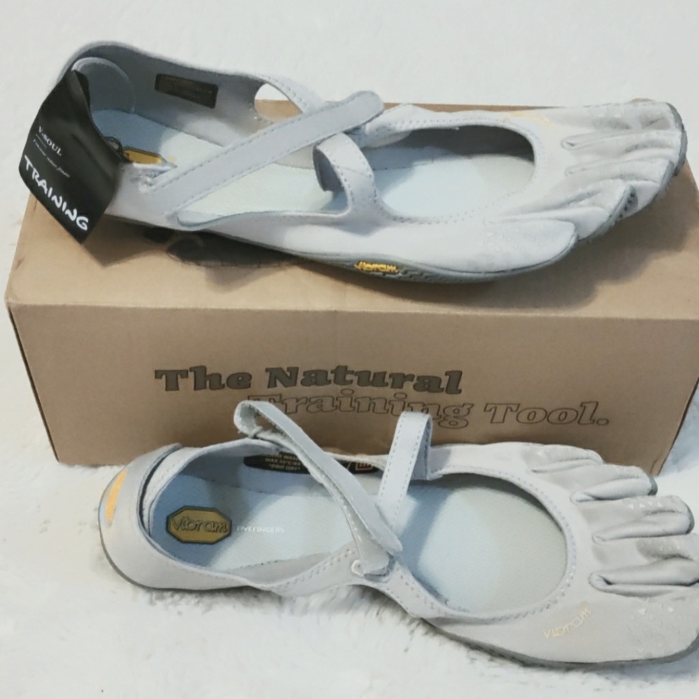 Hi! I'm selling these Vibrant Five-finger shoes